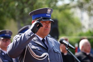 Policjanci i zaproszeni goście w trakcie uroczystego apelu z okazji odsłonięcia tablicy upamiętniającej zamordowanego na służbie st. sierż. Marka Sienickiego.