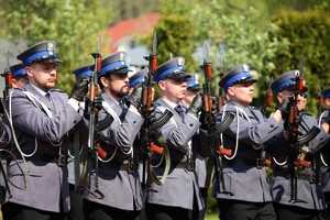 Policjanci i zaproszeni goście w trakcie uroczystego apelu z okazji odsłonięcia tablicy upamiętniającej zamordowanego na służbie st. sierż. Marka Sienickiego.