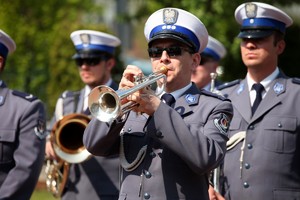 Policjanci i zaproszeni goście w trakcie uroczystego apelu z okazji odsłonięcia tablicy upamiętniającej zamordowanego na służbie st. sierż. Marka Sienickiego.