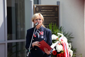 Policjanci i zaproszeni goście w trakcie uroczystego apelu z okazji odsłonięcia tablicy upamiętniającej zamordowanego na służbie st. sierż. Marka Sienickiego.