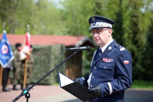 Policjanci i zaproszeni goście w trakcie uroczystego apelu z okazji odsłonięcia tablicy upamiętniającej zamordowanego na służbie st. sierż. Marka Sienickiego.