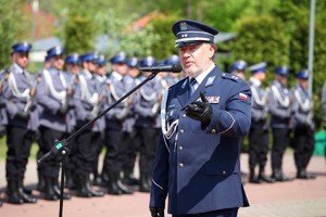 Policjanci i zaproszeni goście w trakcie uroczystego apelu z okazji odsłonięcia tablicy upamiętniającej zamordowanego na służbie st. sierż. Marka Sienickiego.