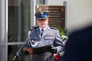 Policjanci i zaproszeni goście w trakcie uroczystego apelu z okazji odsłonięcia tablicy upamiętniającej zamordowanego na służbie st. sierż. Marka Sienickiego.