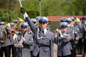 Policjanci i zaproszeni goście w trakcie uroczystego apelu z okazji odsłonięcia tablicy upamiętniającej zamordowanego na służbie st. sierż. Marka Sienickiego.