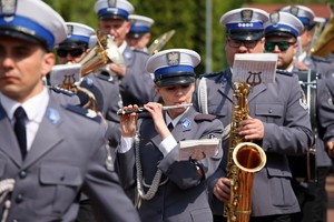 Policjanci i zaproszeni goście w trakcie uroczystego apelu z okazji odsłonięcia tablicy upamiętniającej zamordowanego na służbie st. sierż. Marka Sienickiego.