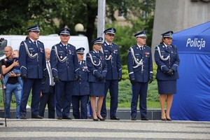 piknik w parku im. Adama Mickiewicza pokaz sprzętu, psów służbowych i musztry