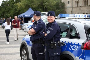 piknik w parku im. Adama Mickiewicza pokaz sprzętu, psów służbowych i musztry