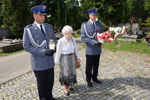 Złożenie kwiatów w miejscu pamięci