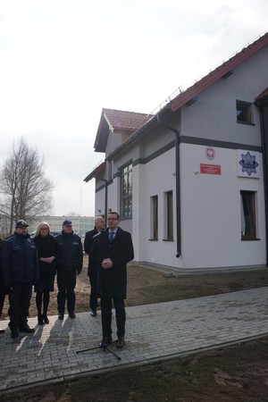 Premier Mateusz Morawiecki przemawia przed budynkiem posterunku