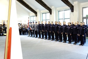 Policjanci stojący w szyku podczas ślubowania