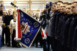 Policjanci stojący w szyku podczas ślubowania