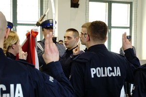 Policjanci stojący w szyku podczas ślubowania
