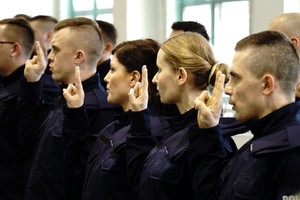 Policjanci stojący w szyku podczas ślubowania