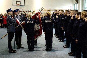 Policjanci stojący w szyku podczas ślubowania
