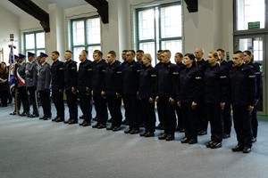 Policjanci stojący w szyku podczas ślubowania