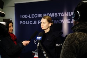 Policjanci podczas nagrania do TV opowiadają o swojej pracy