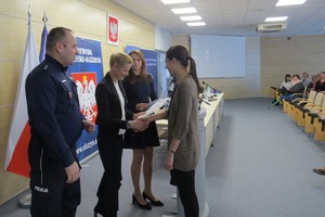 Nauczyciele odbierają certyfikaty w sali Urzędu Wojewódzkiego w Olsztynie
