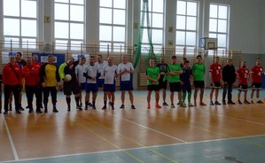 W hali sportowej drużyny piłkarzy biorące udział w meczu charytatywnym