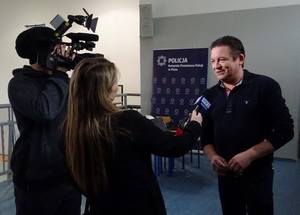 Aktor Tomasz Kozłowicz udzielający wywiadu telewizji