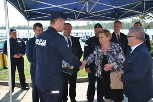 Uroczystość przekazania nowej łodzi i nowego radiowozu policjantom z Węgorzewa