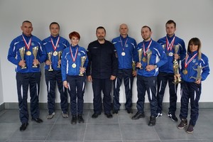 Pamiątkowe zdjęcie Komendanta Wojewódzkiego Policji w Olsztynie z drużyną badmintona
