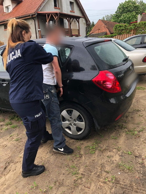 Policjantka zatrzymuję mężczyznę znęcającego się nad psem.