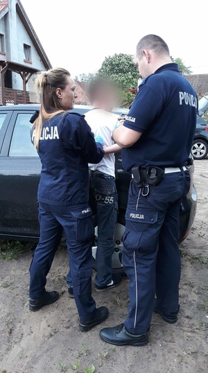 Policjanci zatrzymują mężczyznę.