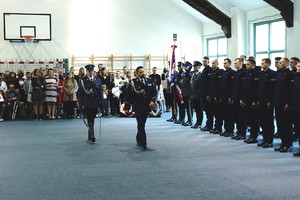 Komendant Wojewódzki Policji w Olsztynie podczas uroczystości ślubowania.