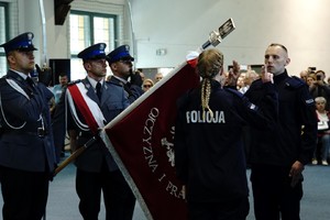 Policjanci podczas ślubowania na sztandar.