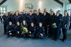 Grupowe zdjęcie nowo przyjętych policjantów