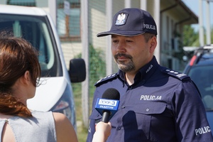 insp. Tomasz Klimek udziela wywiadu dziennikarce TVP3