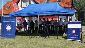 Zaproszeni goście pod policyjnym namiotem