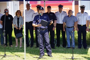 Komendant wita zaproszonych gości