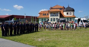 Komendanci miejscy i powiatowi garnizonu i uczniowie szkół podstawowych
