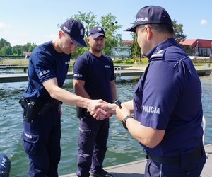Komendant Wojewódzki Policji w Olsztynie wręcza policyjnym wodniakom kluczyki do nowej łodzi