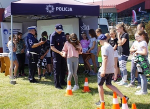 Uczniowie na stanowisku prewencji i ruchu drogowego - pokonują tor przeszkód w alkogoglach