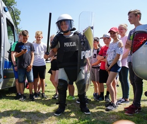 Jeden z uczniów w stroju przeciwuderzeniowym