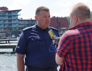 Podkom. Andrzej Jaźwiński udziela wywiadu dziennikarzowi RMF FM