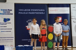 Na scenie 4 dzieci - laureaci konkursu