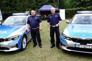 st. asp. Jarosław Bojarowicz i mł. insp. Mariusz Tański z WRD KWP w Olsztynie obok nowych radiowozów