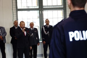 Nowo przyjęci policjanci podczas ślubowania