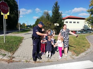 Policjant podczas spotkania z dziećmi