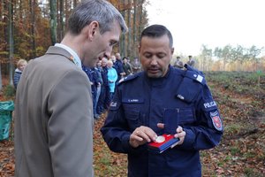Nadinsp. Tomasz Klimek przekazuje pamiątkowy medal Dyrektorowi RDLP Mariuszowi Orzechowskiemu
