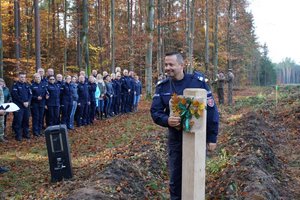 Nadinsp. Tomasz Klimek odsłania pamiątkową tabliczkę