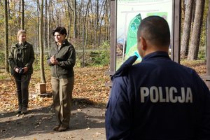 Uczestnicy spaceru po arboretum