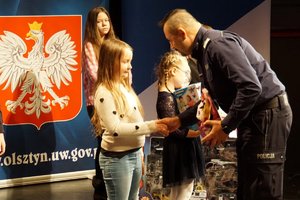 Nadinsp. Tomasz Klimek wręcza nagrodę wyróżnionej osobie