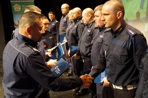 Nadinsp. Tomasz Klimek wręcza wyróżnienie policjantowi