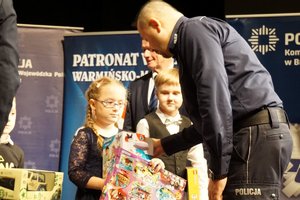 Nadinsp. Tomasz Klimek wręcza nagrodę wyróżnionej osobie