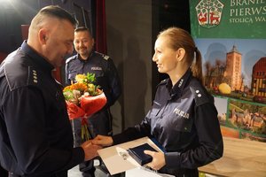 Nadkom. Tadeusz Telenga wręcza wyróżnienie policjantce zaangażowanej w realizację projektu