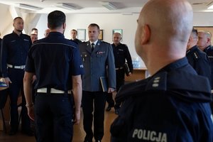 Policjanci podczas odprawy służbowej